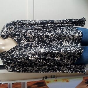 Adrianna Papell long sleeve tie V neck blouse size XL